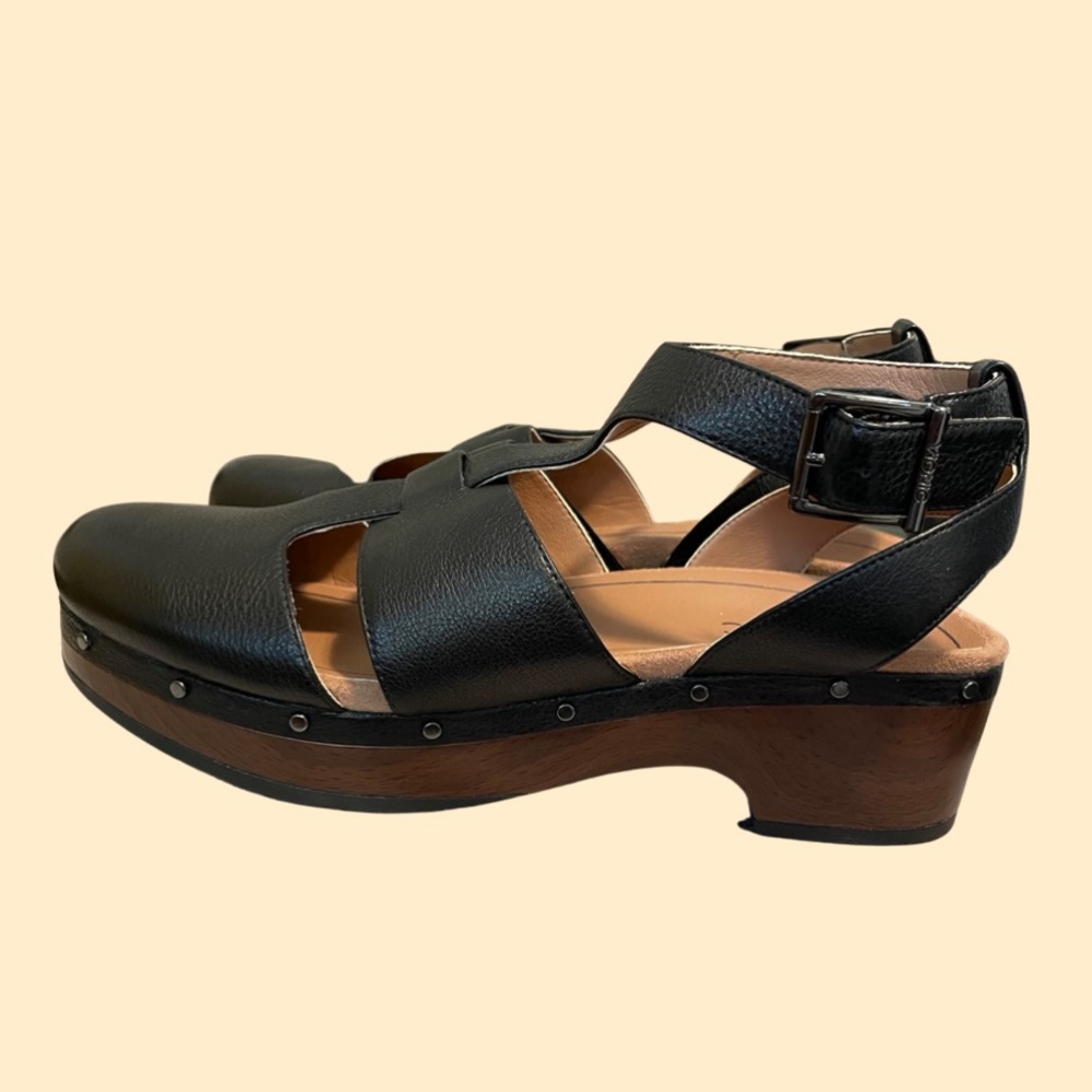 Vionic NWOT Black Leather Sandal